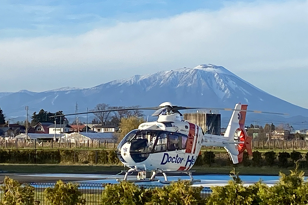 岩手山とドクターヘリ